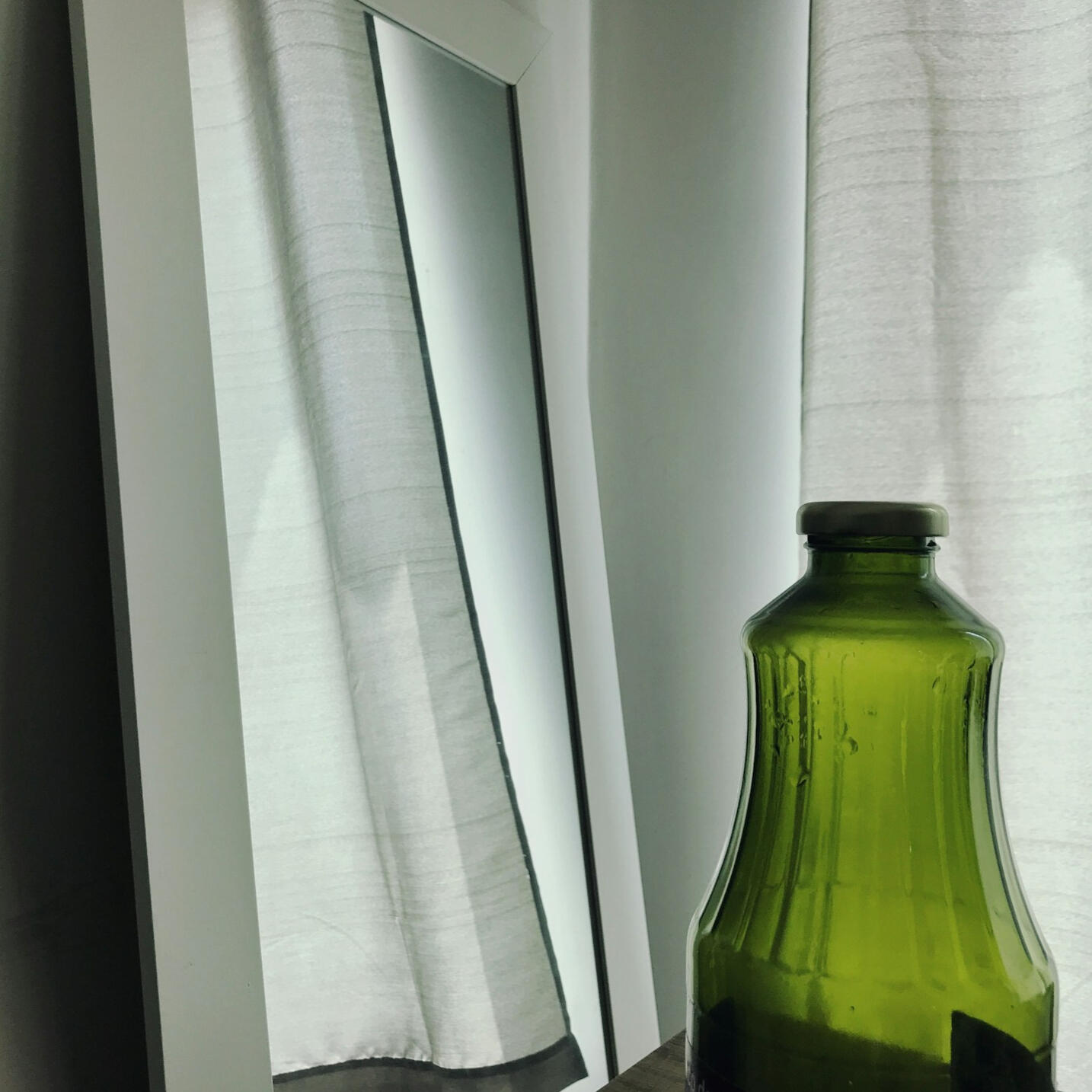 detalle de interior con botella decorativa en alojamiento turístico