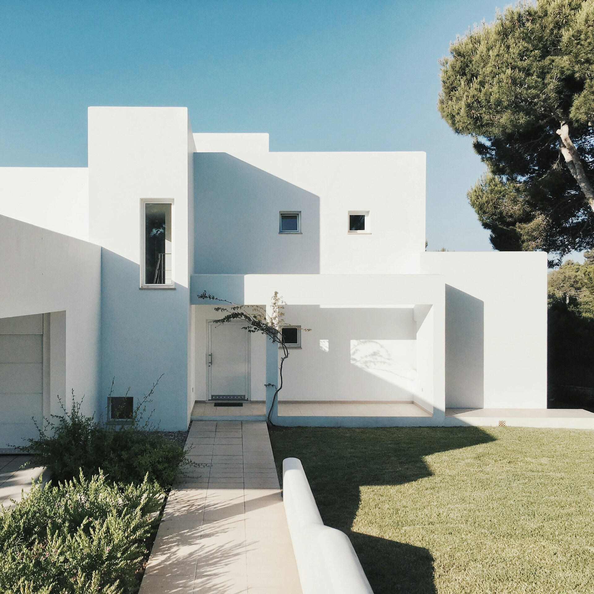 villa de diseño moderno y arquitectura contemporánea en colina verde, alojamiento exclusivo