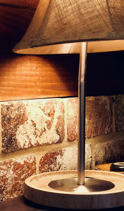 detalle de lampara, decoración de alojamiento con alma