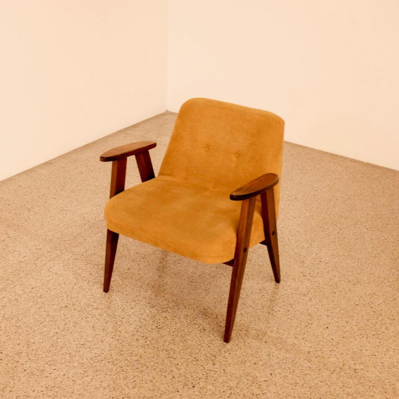 interior moderno con sillón en alojamiento de diseño contemporáneo