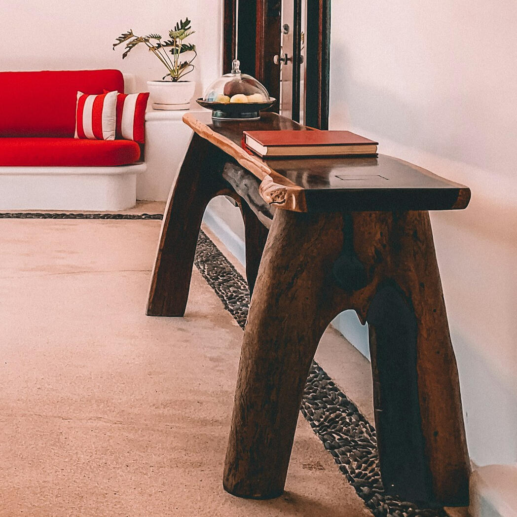 interior de alojamiento turístico con mesa y diseño contemporáneo