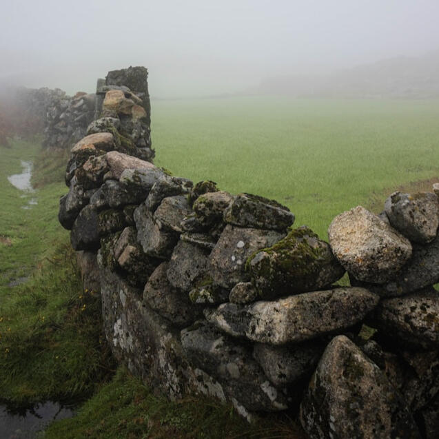 muro de piedra rústico en entorno natural, arquitectura tradicional española
