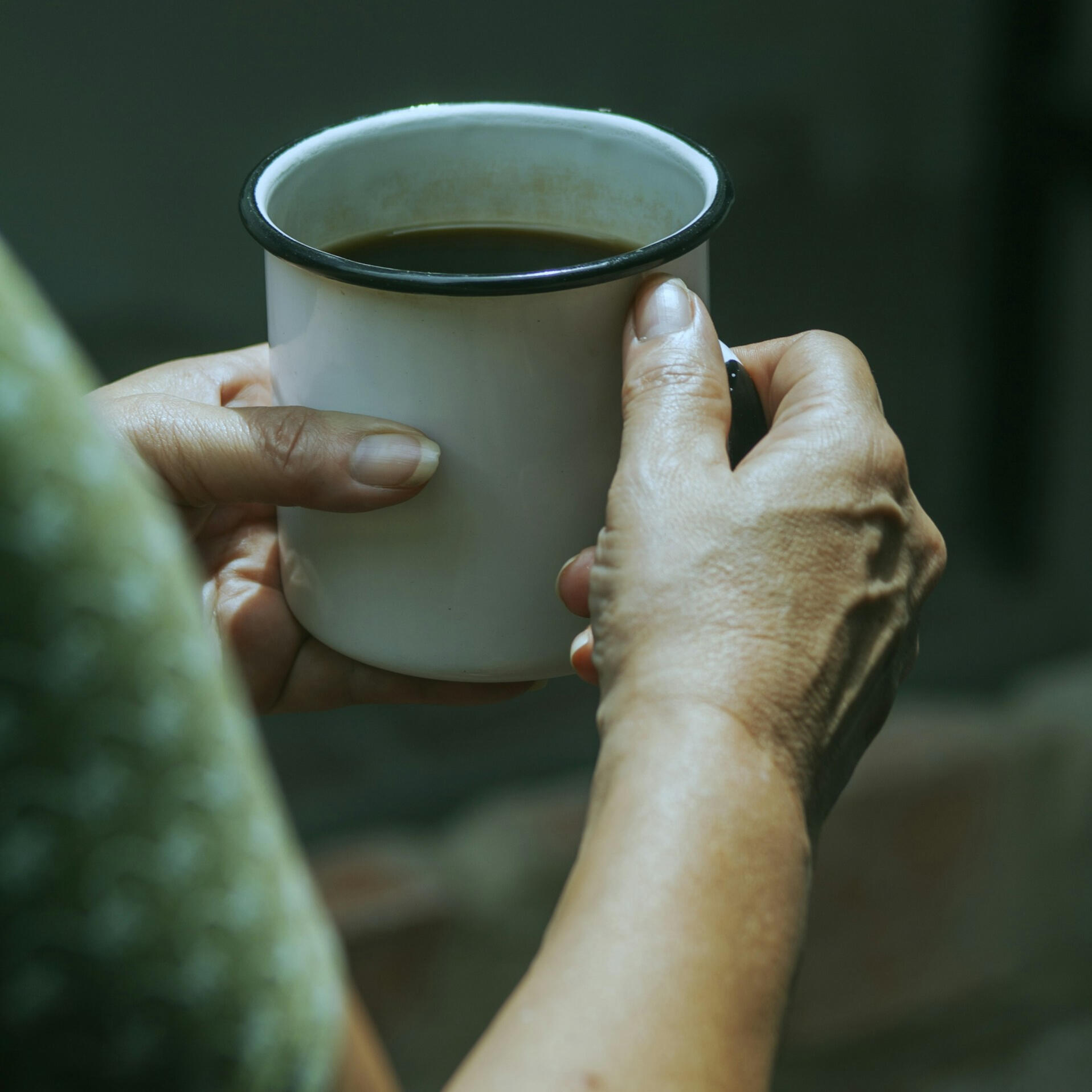 huésped disfrutando café en alojamiento turístico con ambiente acogedor