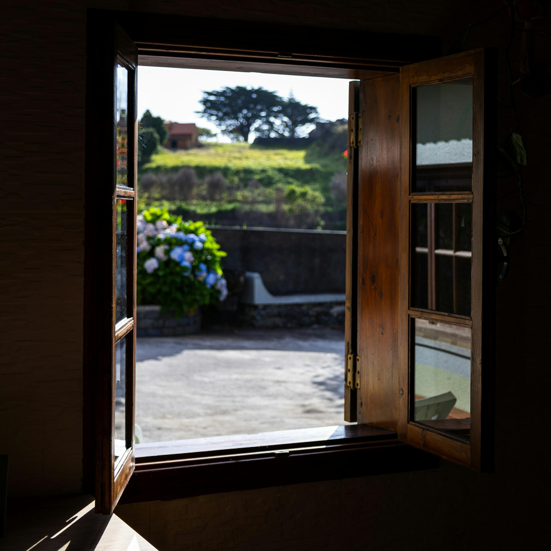 ventana de alojamiento turístico con vistas a la naturalezaventana de alojamiento turístico con vistas a la naturaleza
