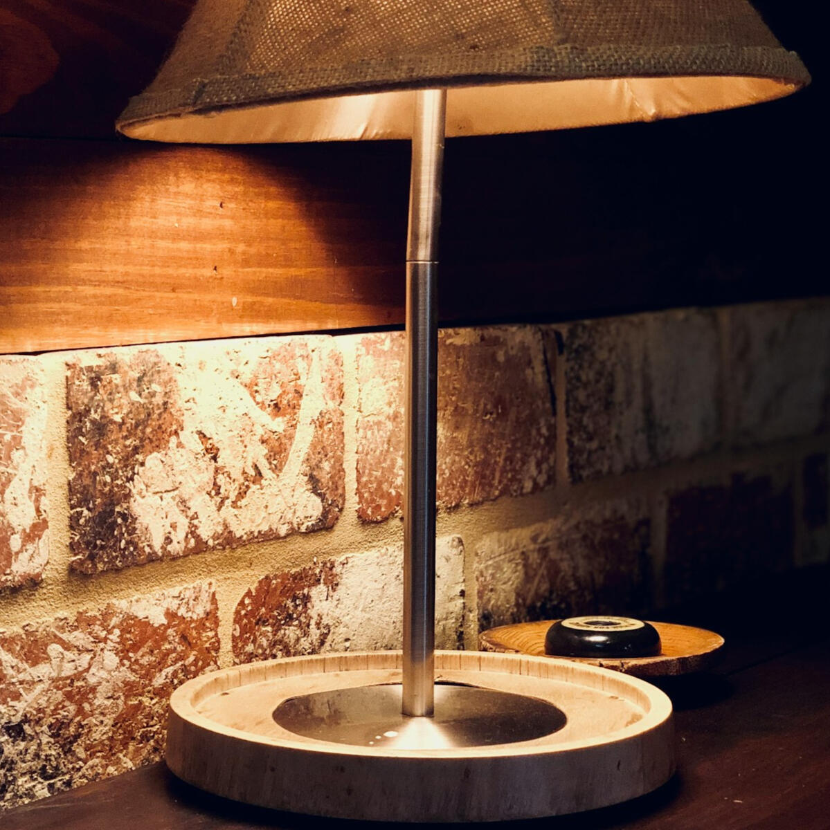 lámpara de mesa en interior rústico, diseño exclusivo para webs de alojamientos