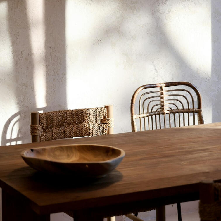 Tu web siempre viva interior acogedor con mesa de madera y luz natural, mantenimiento mensual de webs para alojamientos