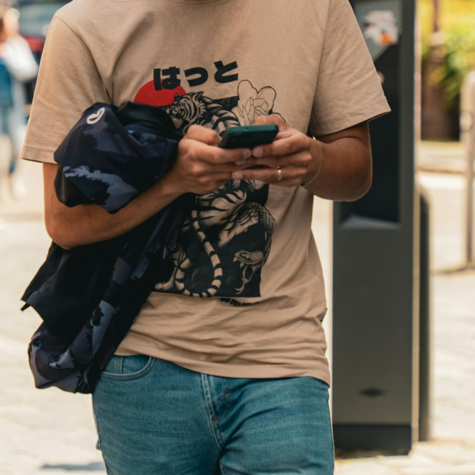 Preguntas importantes sobre diseño web para alojamientos viajero consultando en su móvil un alojamiento turístico con seo local e inteligencia artificial