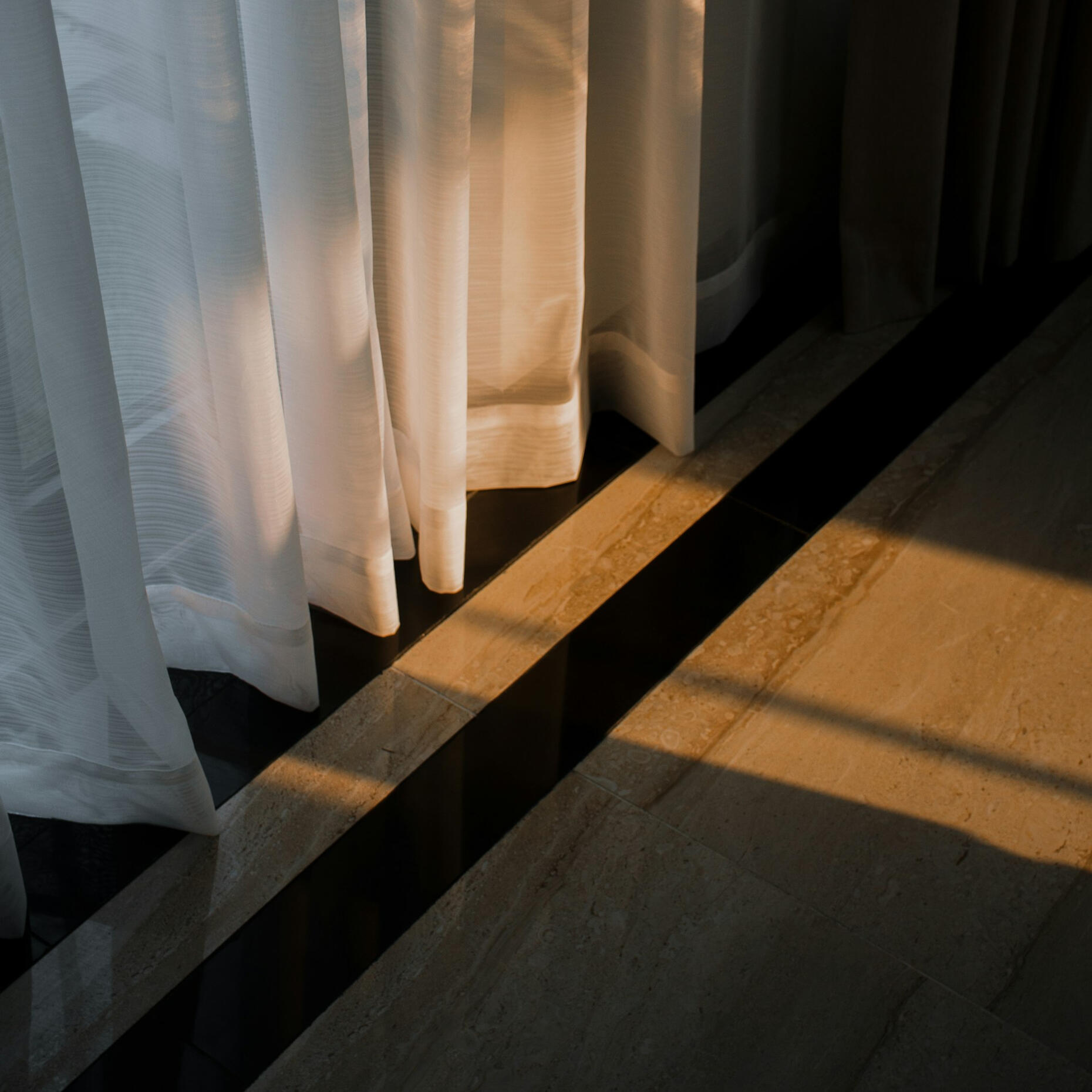 ventana iluminada por la luz natural en alojamiento turístico