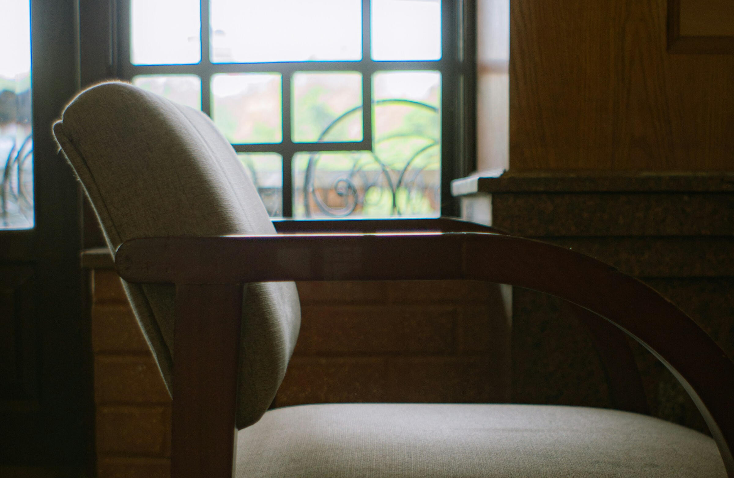 silla junto a ventana iluminada, inicio de conversación para crear webs únicas de alojamientos