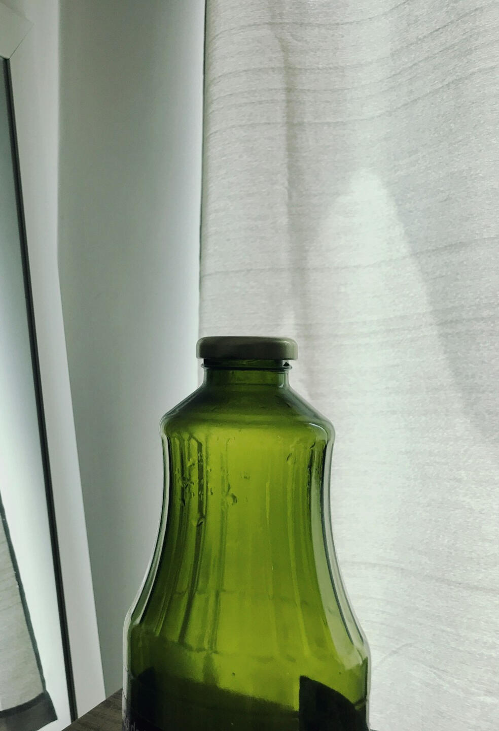 El carácter de una pieza única detalle decorativo en alojamiento turístico con botella verde junto a ventana